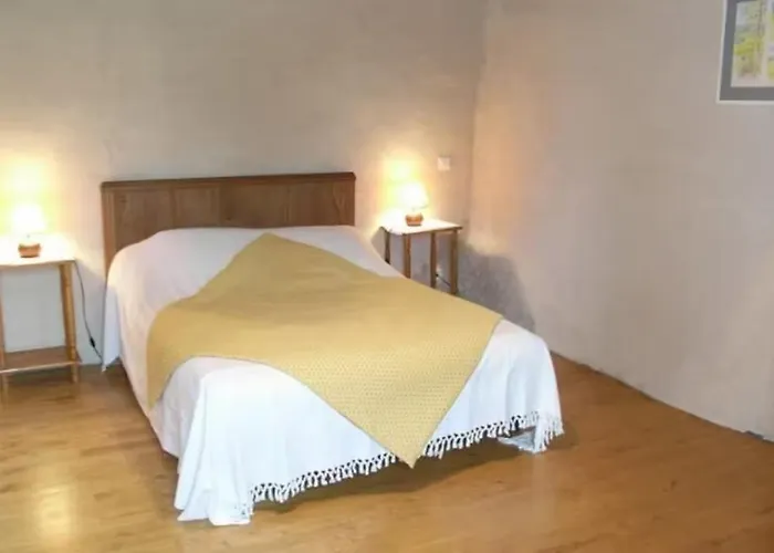 Holiday home Grand Avec Piscine Entre Charente Et Perigord Salles-Lavalette